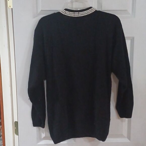 Black Sweater and Pearl's I.B. Diffusion - Picture 6 of 7